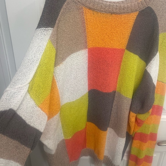COLOR BLOCK CREWNECK SWEATER!
Material gorgeous! Like  new! Size L - Picture 7 of 8